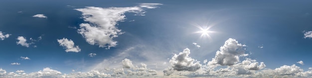 Foto blauwe lucht met cumuluswolken als naadloos hdri 360-panorama met zenit in sferische, rechthoekige projectie kan worden gebruikt voor vervanging van de luchtkoepel in 3d-graphics of game-ontwikkeling en voor het bewerken van drone-opnamen