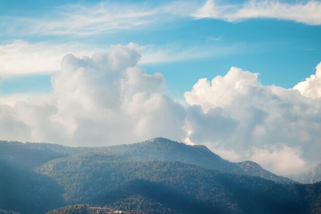 Blauwe lucht met dempende wolken, prachtige natuur.