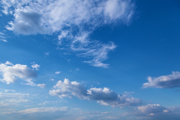 Blauwe lucht met donkere en witte schilden