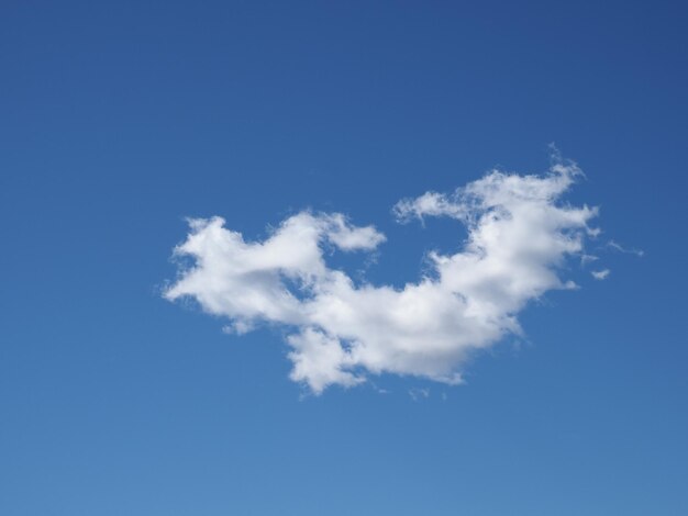 Foto blauwe lucht met eenzame wolken
