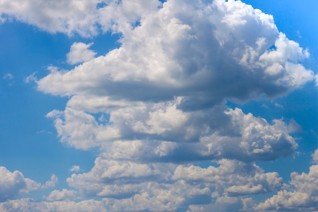 Blauwe lucht met gezwollen witte wolken in heldere heldere zonnige dag