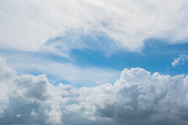 Blauwe lucht met gezwollen wolken.