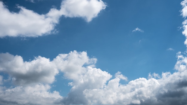 Blauwe lucht met heldere wolken