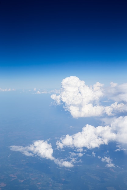 Blauwe lucht met kleine wolken