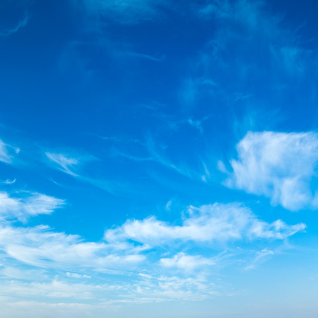 Blauwe lucht met kleine wolken