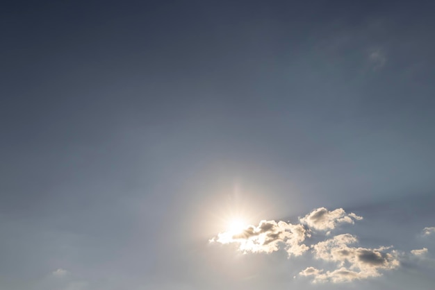 Blauwe lucht met lichte wolken bij winderig weer