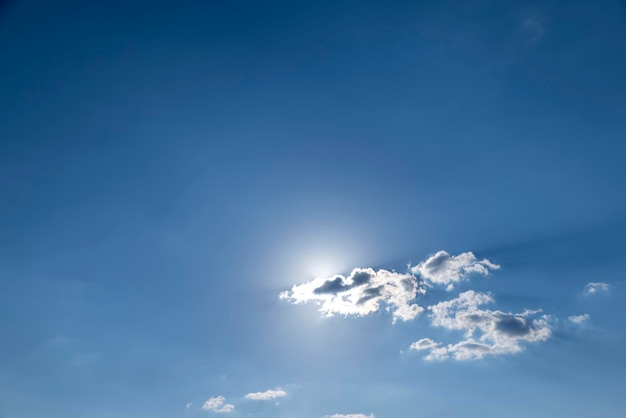 Blauwe lucht met lichte wolken bij winderig weer