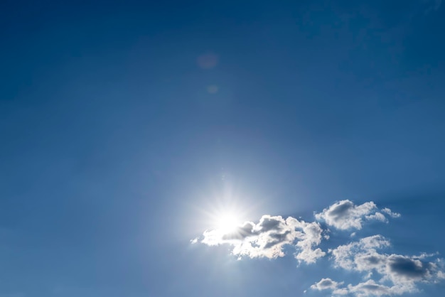 Blauwe lucht met lichte wolken bij winderig weer