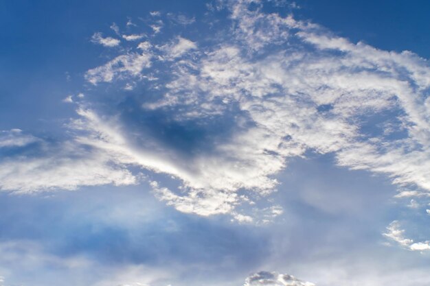 Blauwe lucht met mooie wolken en zonlicht