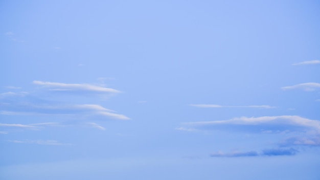 Blauwe lucht met pluizige witte wolken Prachtige natuur achtergrond