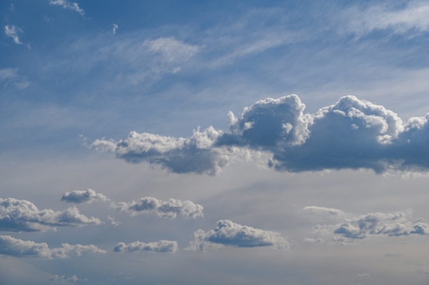 Blauwe lucht met pluizige wolken