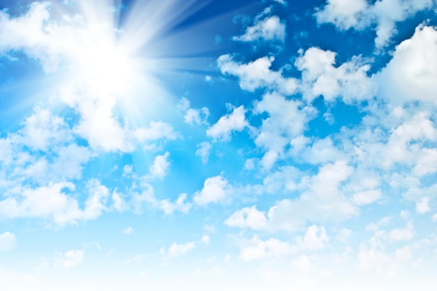 Foto blauwe lucht met spaarzame stapelwolken en zon