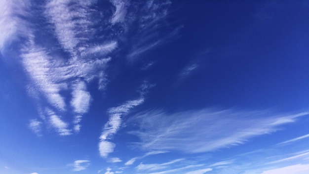 Blauwe lucht met spindrift wolken