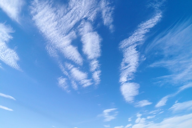 Blauwe lucht met spindrift wolken