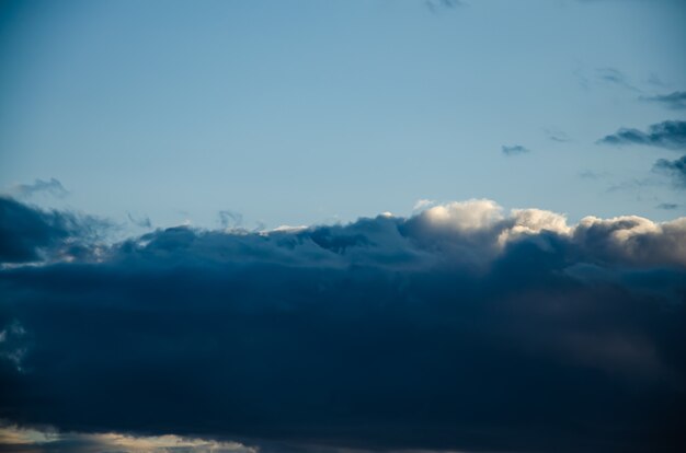 Blauwe lucht met wit wolkenlandschap als achtergrondweer