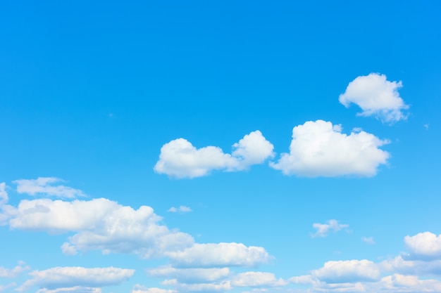 Blauwe lucht met witte cumuluswolken, kan als achtergrond worden gebruikt