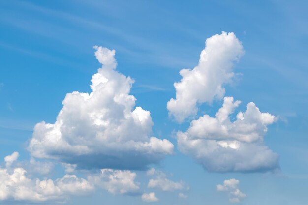 Blauwe lucht met witte en grijze wolken