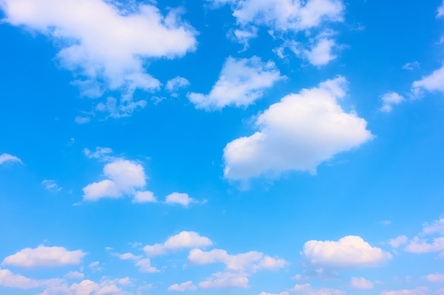 Blauwe lucht met witte hoopwolken, kan als achtergrond worden gebruikt