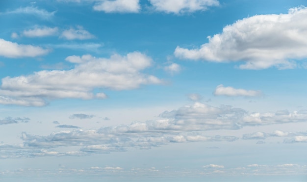 Blauwe lucht met witte wolk achtergrond turquoise lucht met verschillende soorten wolken