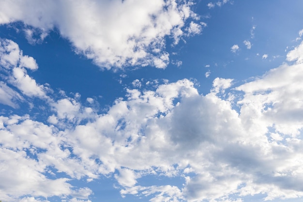 Blauwe lucht met witte wolken abstracte achtergrond of textuur