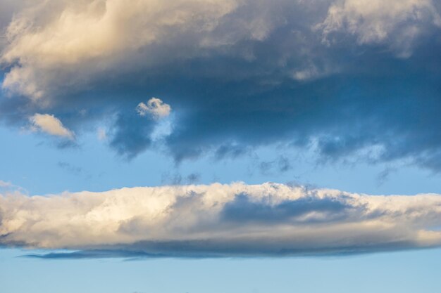 Blauwe lucht met witte wolken abstracte achtergrond of textuur