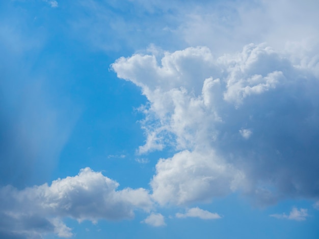 Blauwe lucht met witte wolken close-up. Textuur, sjabloon