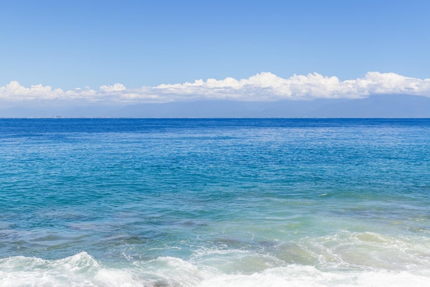 Foto blauwe lucht met witte wolken en zee in de zomer