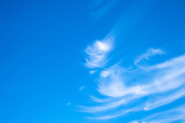 Blauwe lucht met witte wolken. Hemelse landschapsachtergrond.