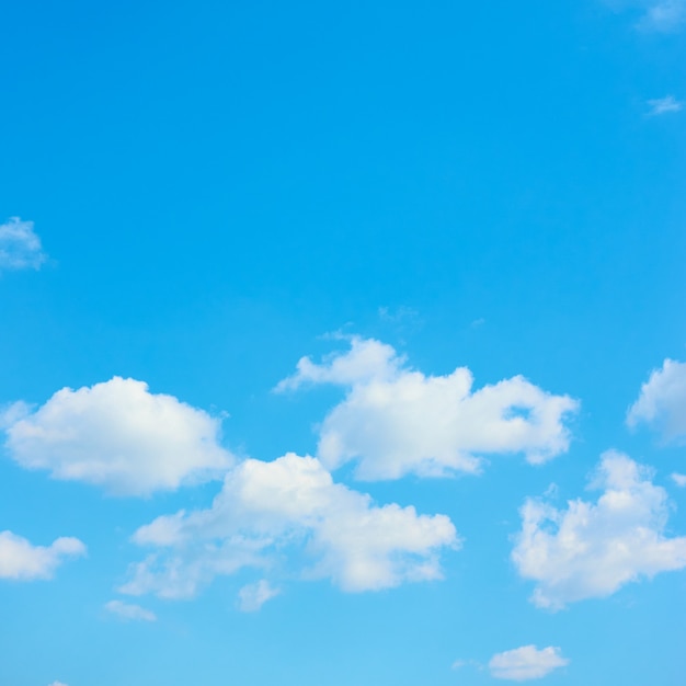 Blauwe lucht met witte wolken, kan als achtergrond worden gebruikt. Met ruimte voor je eigen tekst