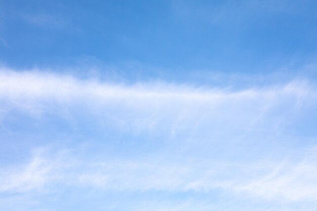 Blauwe lucht met witte wolken kopiëren ruimte