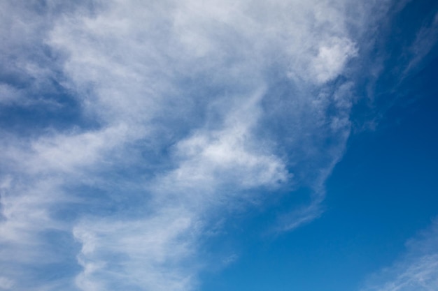 Blauwe lucht met witte wolken mooie achtergrond.