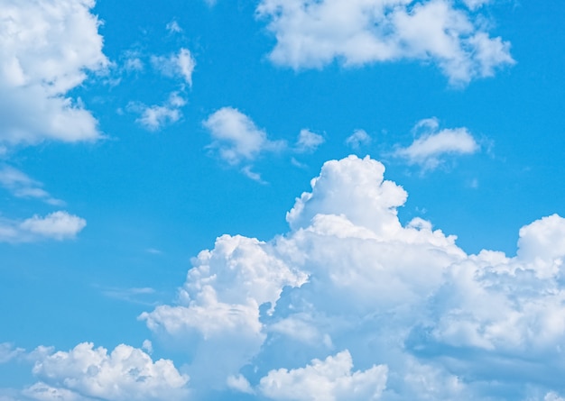 Blauwe lucht met witte wolken natuur achtergrond