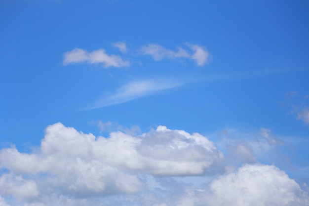 Blauwe lucht met witte wolken op de achtergrond overdag voor ontwerp in je werkideeconcept.