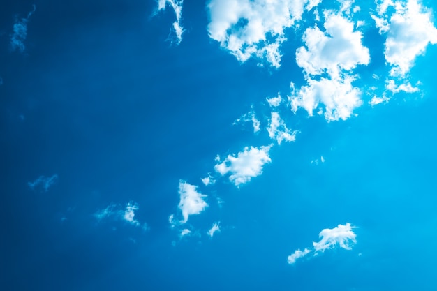 Blauwe lucht met witte wolken op een zonnige dag