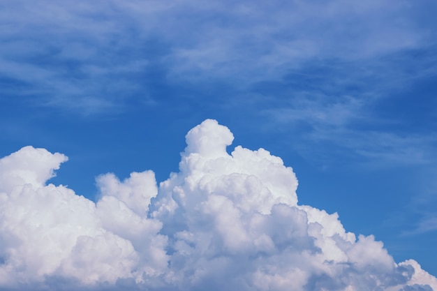 Foto blauwe lucht met witte wolken op een zonnige dag