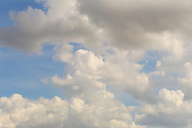 Blauwe lucht met witte wolken overdag