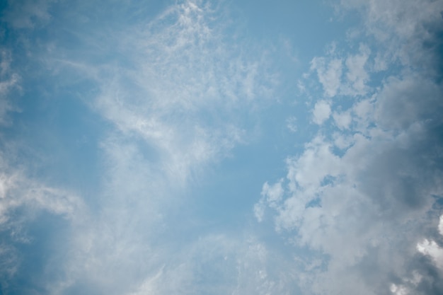 Blauwe lucht met witte wolken. Ruimte kopiëren. Het concept van luchtigheid