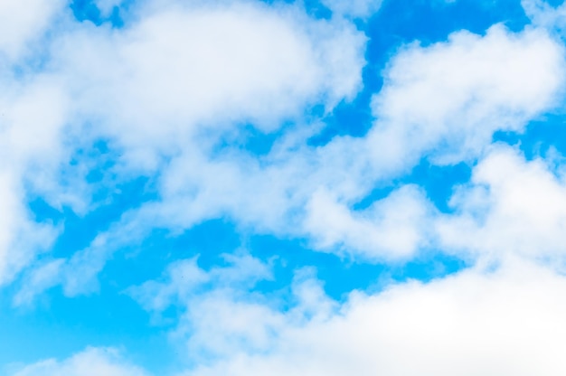 Blauwe lucht met witte wolken textuur achtergrond