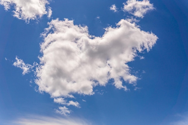 Blauwe lucht met witte wolken zonnige dag