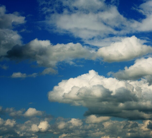 Blauwe lucht met witte wolken