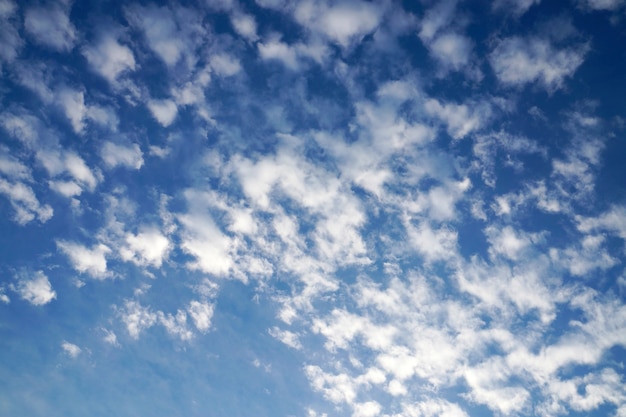 Blauwe lucht met witte wolken