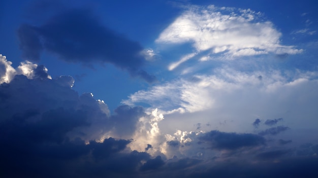 Blauwe lucht met witte wolken