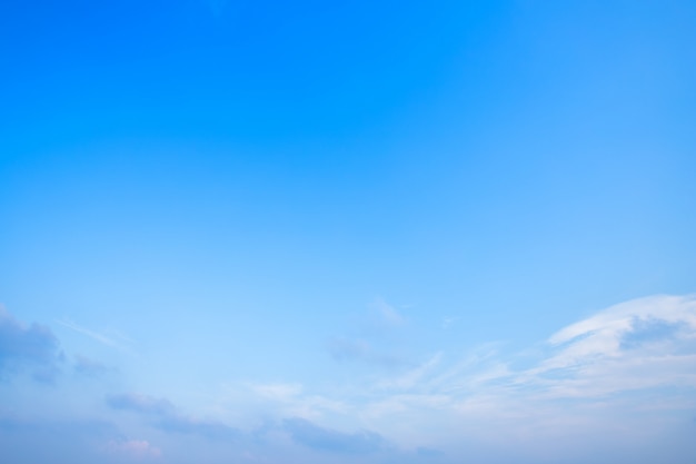 Blauwe lucht met witte wolken.