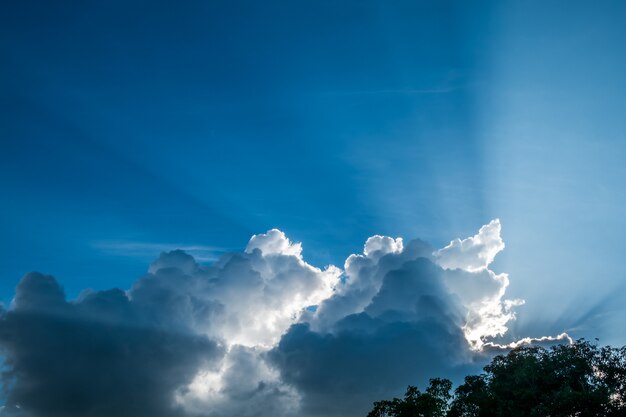 Blauwe lucht met witte wolken.