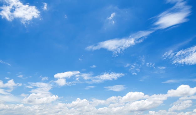 Blauwe lucht met witte wolken