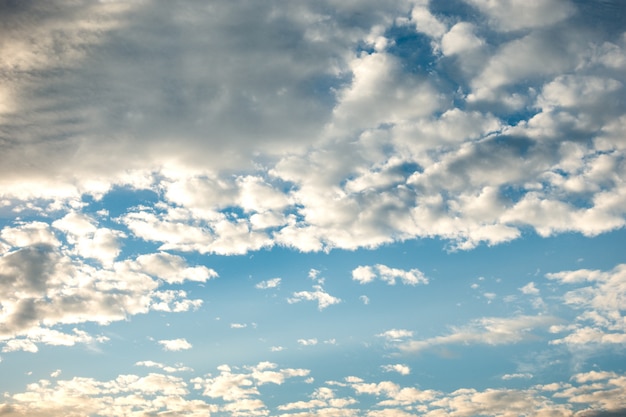 Blauwe lucht met witte wolken