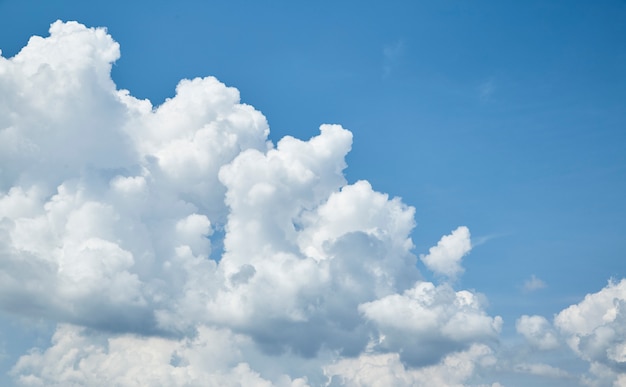 Blauwe lucht met witte wolken