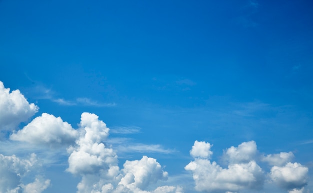 Blauwe lucht met witte wolken