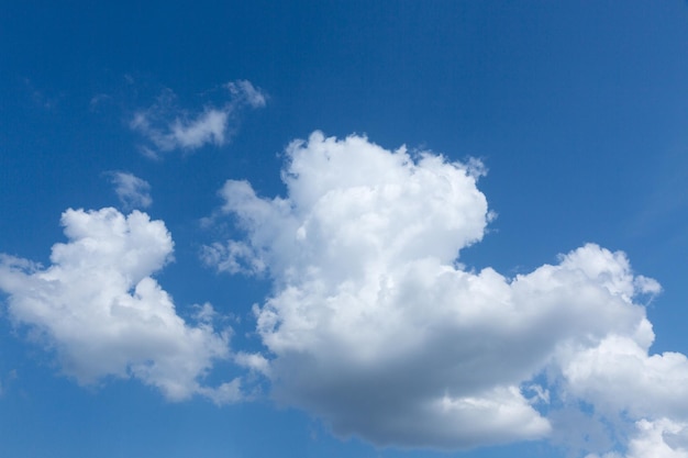 Blauwe lucht met witte wolken