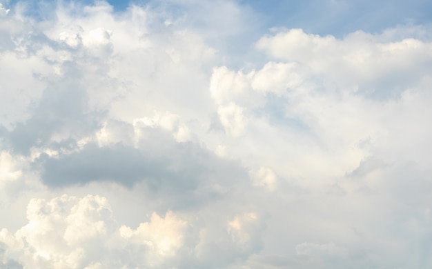 Blauwe lucht met witte wolken